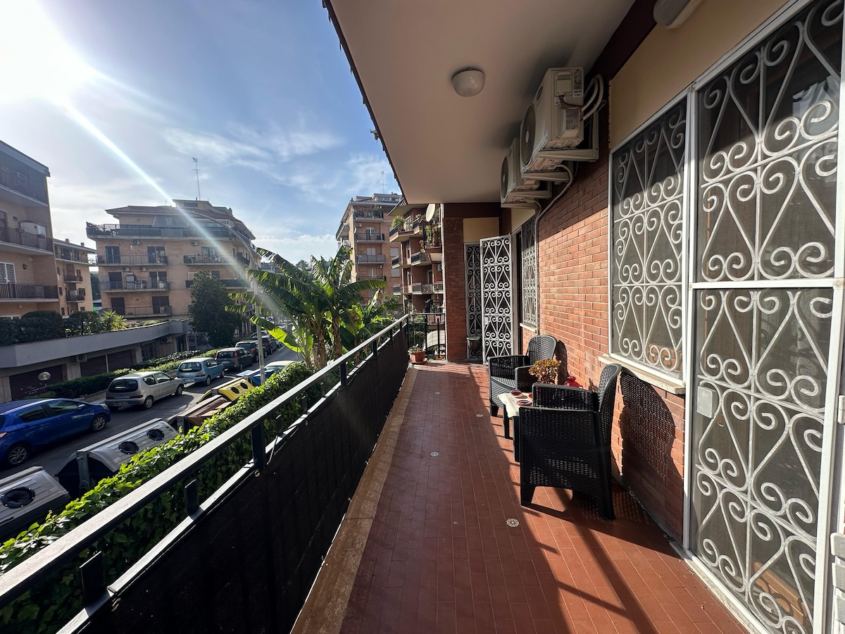 Terrazzo con tavolino e sedie, affaccio sui palazzi di Monteverde