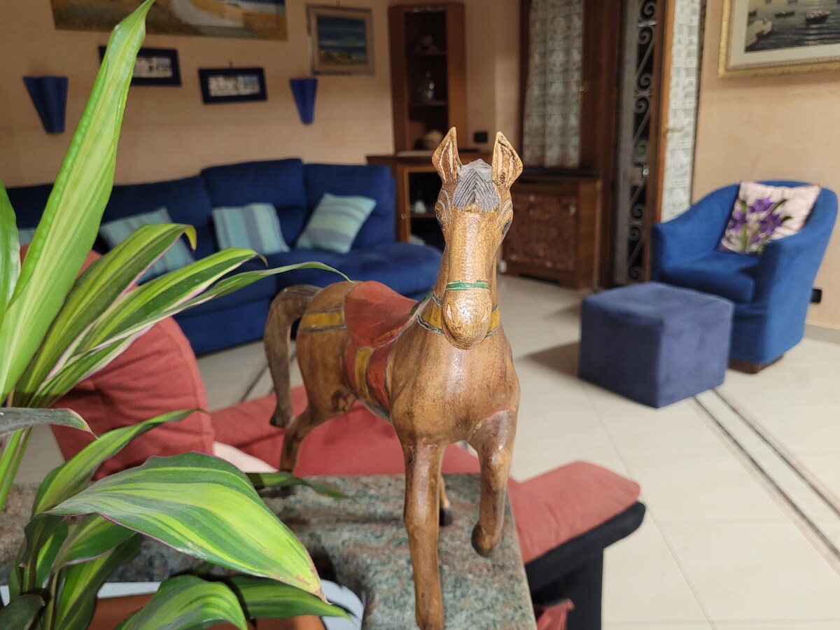 Angolo del soggiorno Cavallino Rosso, con oggetti e quadri
