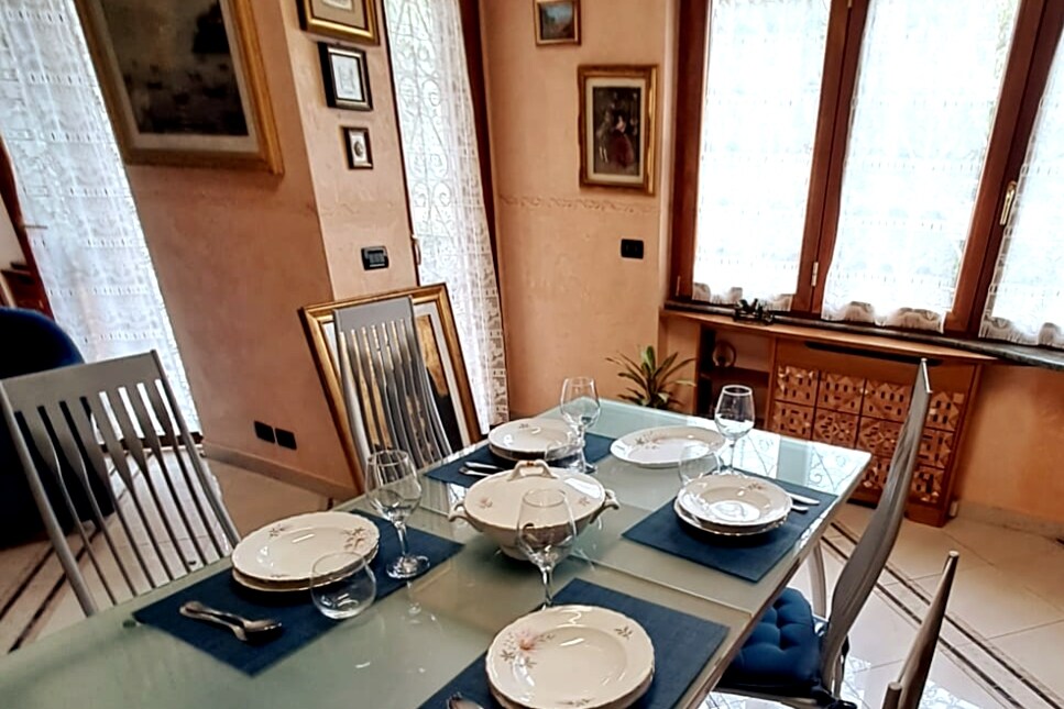 Tavolo da pranzo per gli ospiti