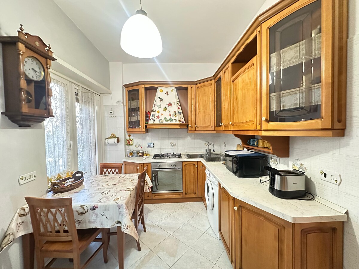 Cucina attrezzata con piano cottura e pensili