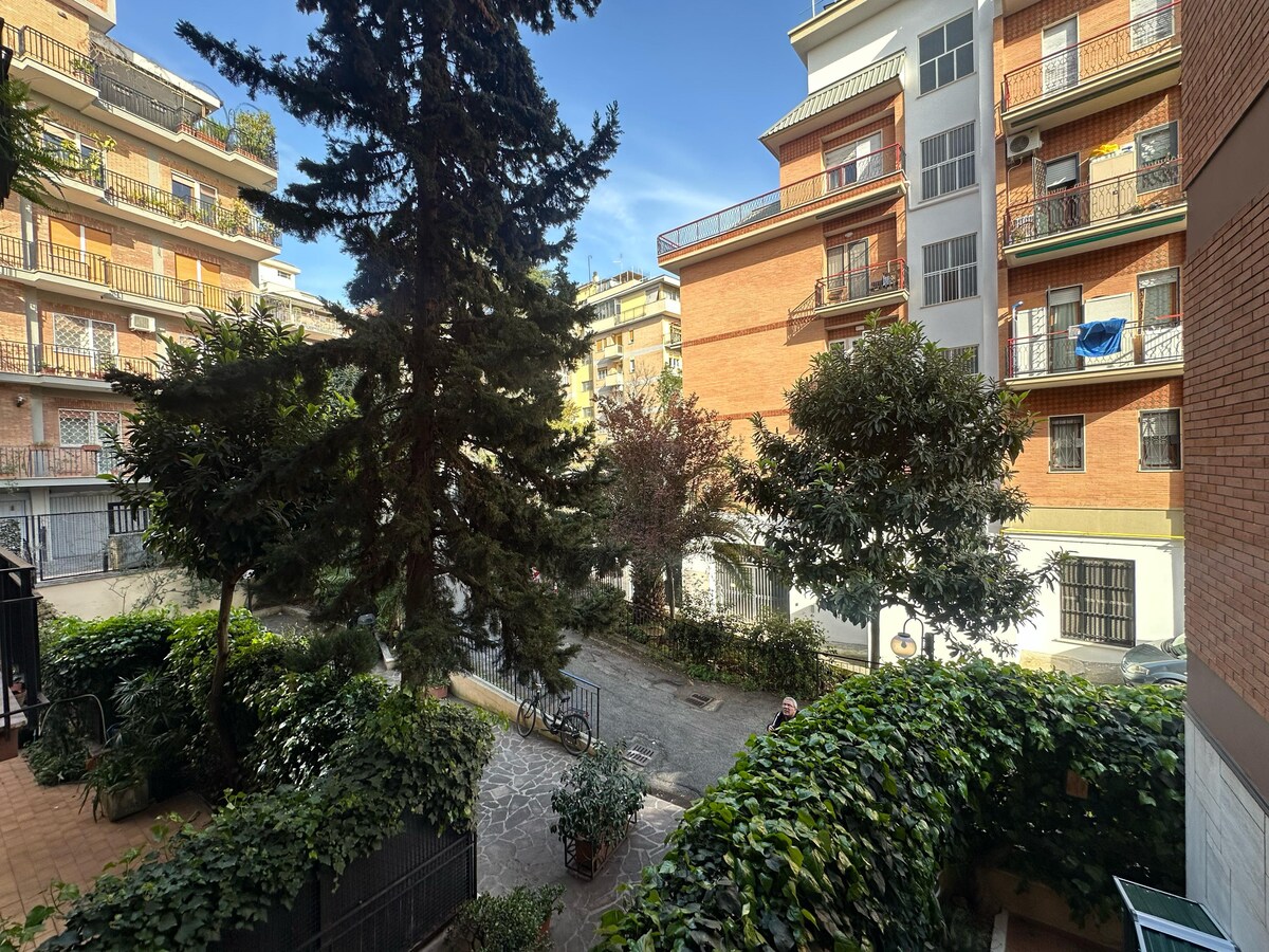 Il comprensorio verde di Monteverde, con palazzi e alberi